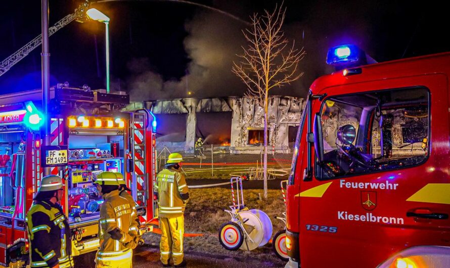 2018: ð¥ð¥  Großbrand bei Akku-Hersteller  ð¥ð¥ |  Firmenhalle in Vollbrand  |  Flammen & Rauch 