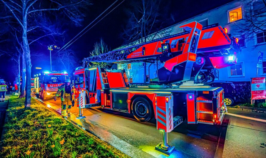 ð  Feuerwehr rettet Bewohner aus Gebäude  ð | ð  Rauch im Treppenhaus  ð | Löscharbeiten