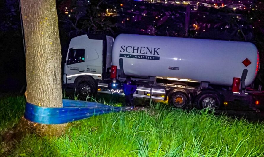ð  Große Gefahr – LKW mit 11 Tonnen Gas droht abzustürzen  ð | ð  Tankwagen wird gesichert  ð 