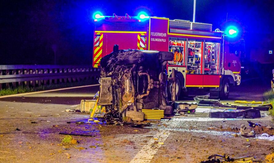 ⛔️  B10: Vollbremsung = Mercedes total zerstört  ⛔️ | ð  Feuerwehr befreit Fahrer aus Pkw  ð