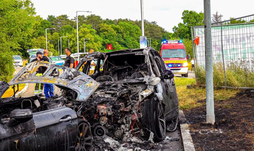 ð´  Crash in 30er Zone – 2 Luxus-PKW (Q7 & SL) ausgebrannt  ð´ | ð  Hybrid SUV gelöscht  ð