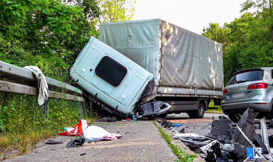 ❌  Tödlicher Frontalcrash  ❌ |  ð§  VW Golf contra LKW – Fahrerkabine abgerissen