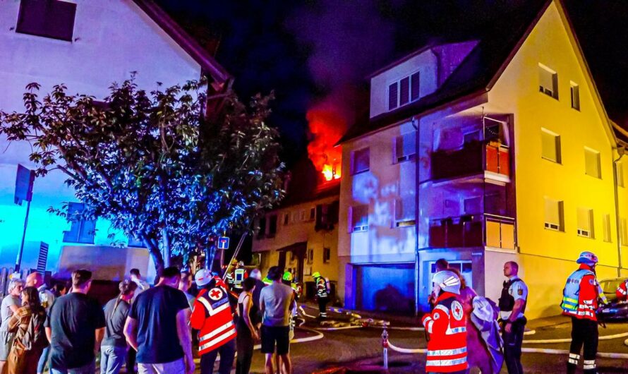 ð¥  Flammen aus Dachgeschosswohnung  ð¥ | ð  Löscharbeiten  ð | Bürgertreffen in Burgstall