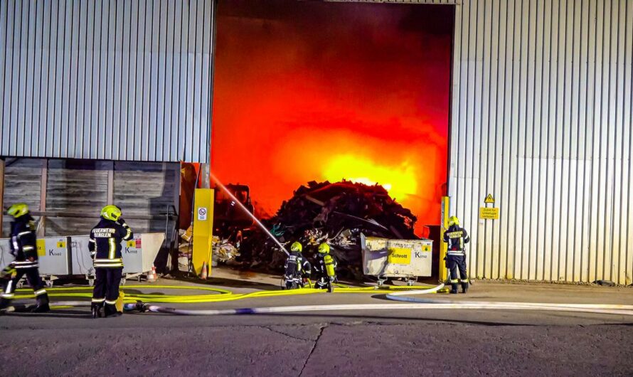 ð¥  Großbrand: Recyclinghalle im Vollbrand  ð¥ | ð  Feuerwehrleute im Kampf gegen die Flammen  ð 