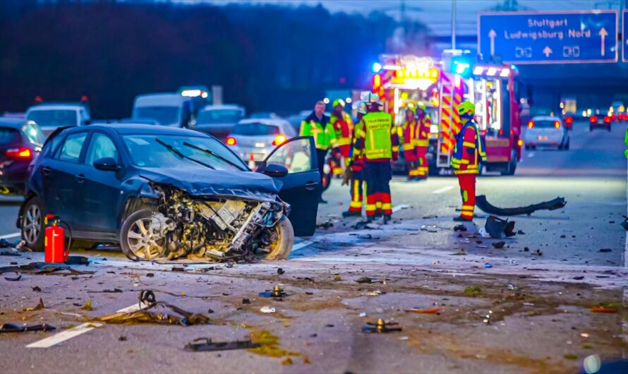 ð´  A81: ERNEUT SCHWERER CRASH  ð´ | ð  BMW & Mazda Totalschaden –  2 Verletzte  ð