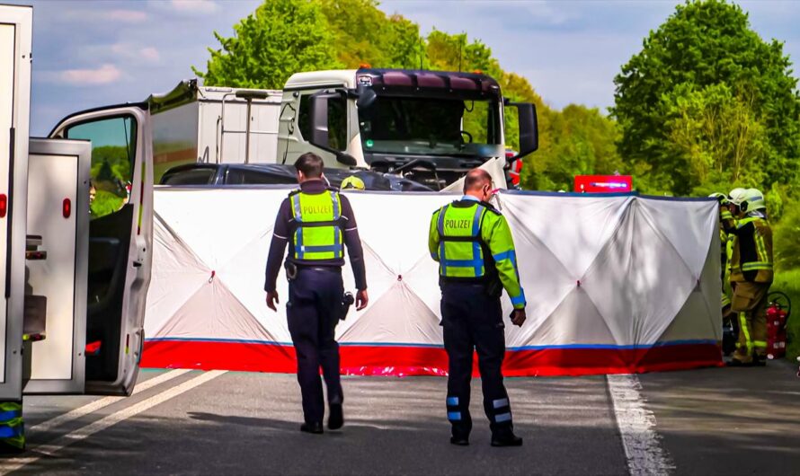 ð´ TÖDLICHER UNFALL – VW-BUS CONTRA LKW ð´ | ð Bulli total zerstört ð | Vollsperrung