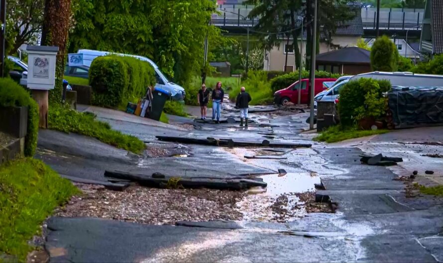 ⚡️ STRASSE „IM DELLMICH“ WIRD ZUM REISSENDEN FLUSS ⚡️ | ð Großeinsatz im Ahrtal ð