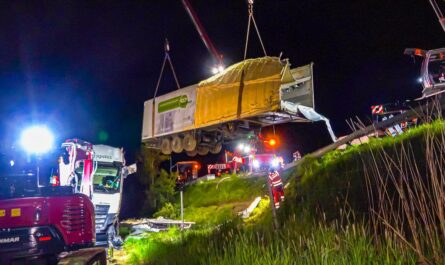 ð´ A7: LKW mit RINDERHÄLFTEN in BÖSCHUNG auf FELD GEKIPPT ð´ | ð¨ Bergung des Sattelzug ð¨