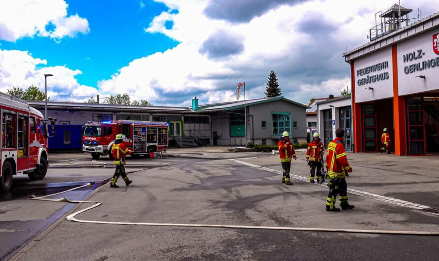 ð¥ FEUER ➡️ GEGENÜBER der FEUERWACHE ð¥ | ð Es brennt im Recyclingbetrieb ð